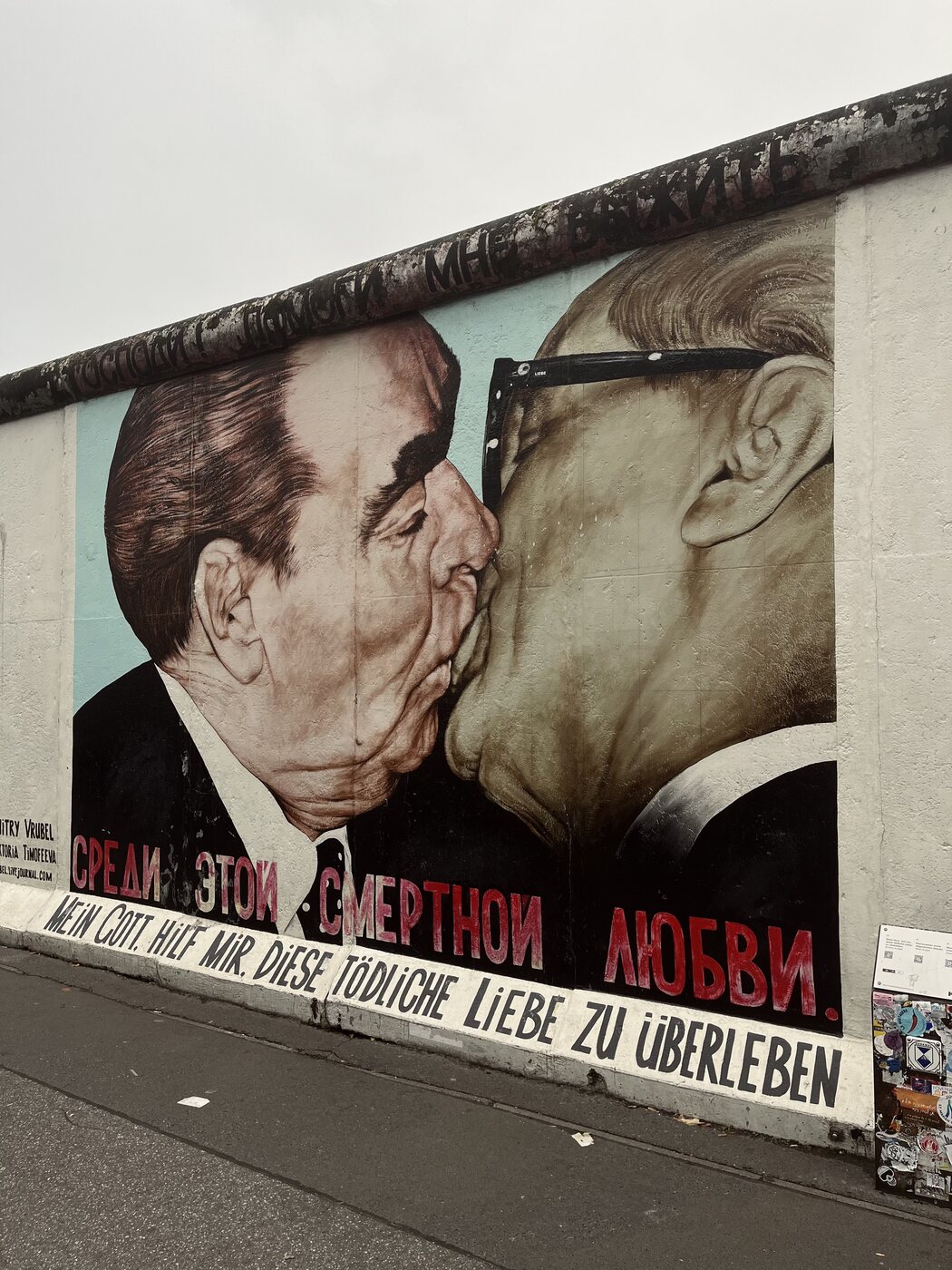 A híres csókot ábrázoló berlini falfestmény
