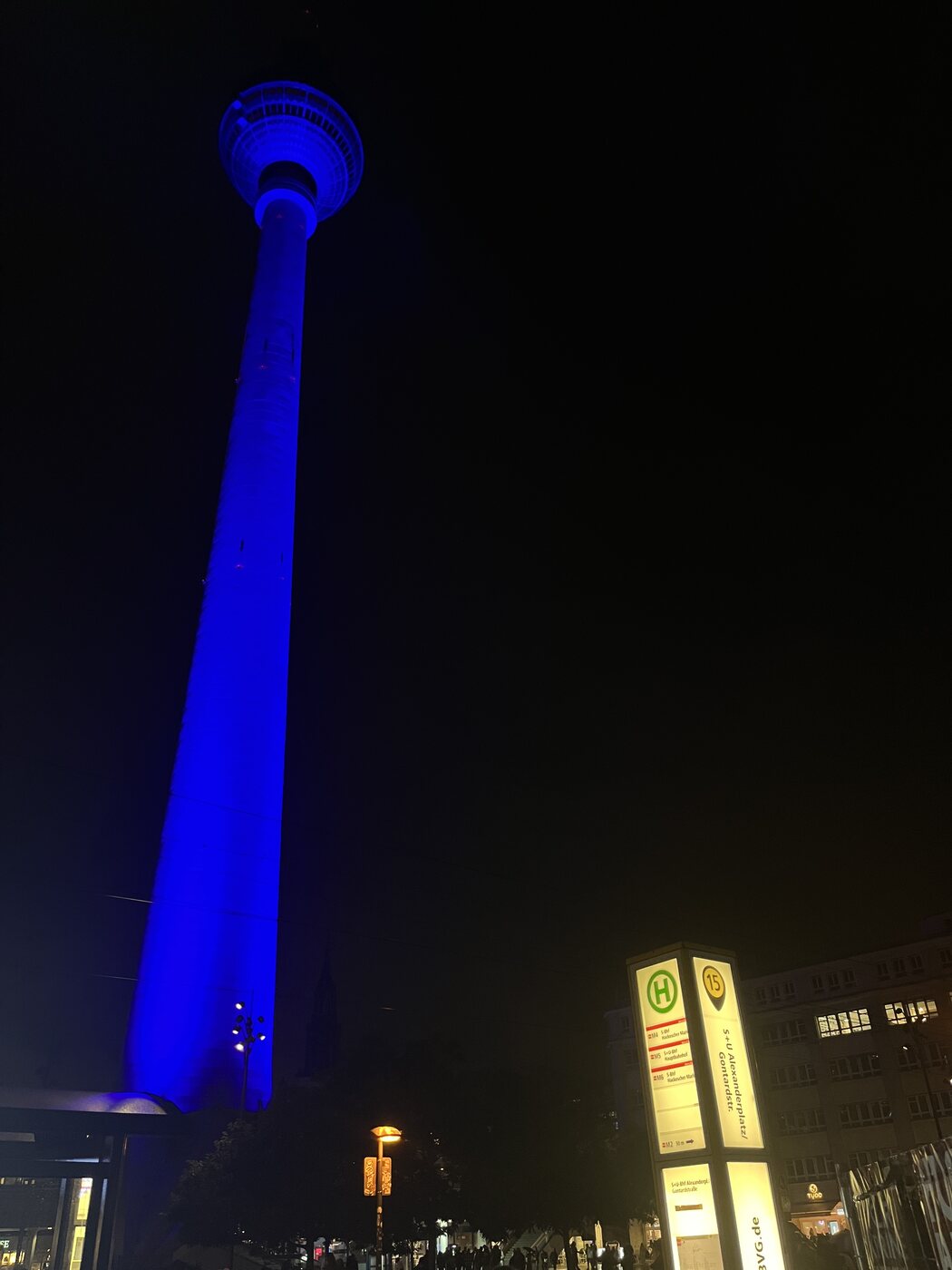 A kéken megvilágított berlini tévétorony éjszaka