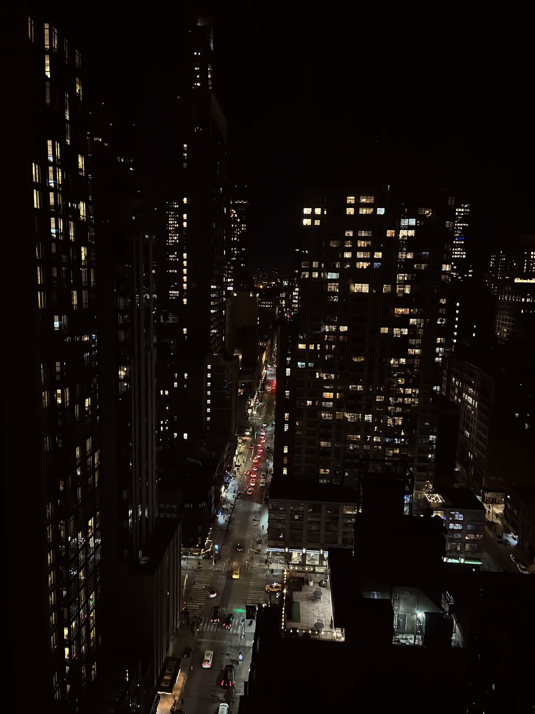Éjszakai kilátás a 27. emeleti New York-i szállásról