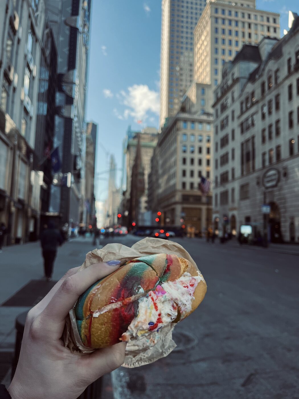Birthday cake bagel a Louis Vuitton épülete előtt