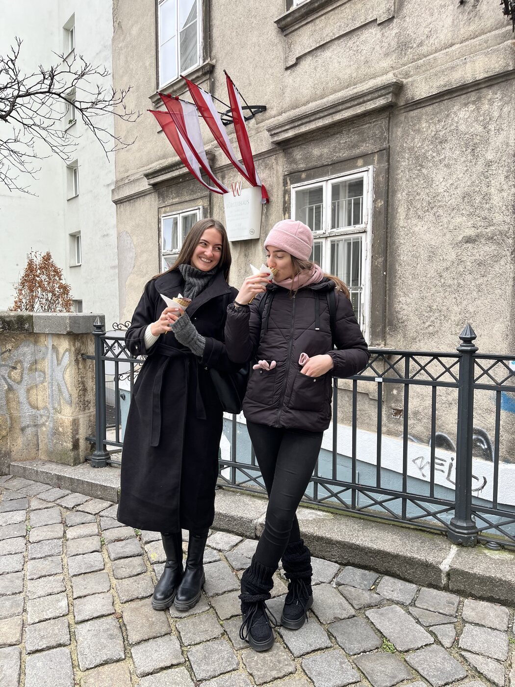 Mesi és nővére Bécsben