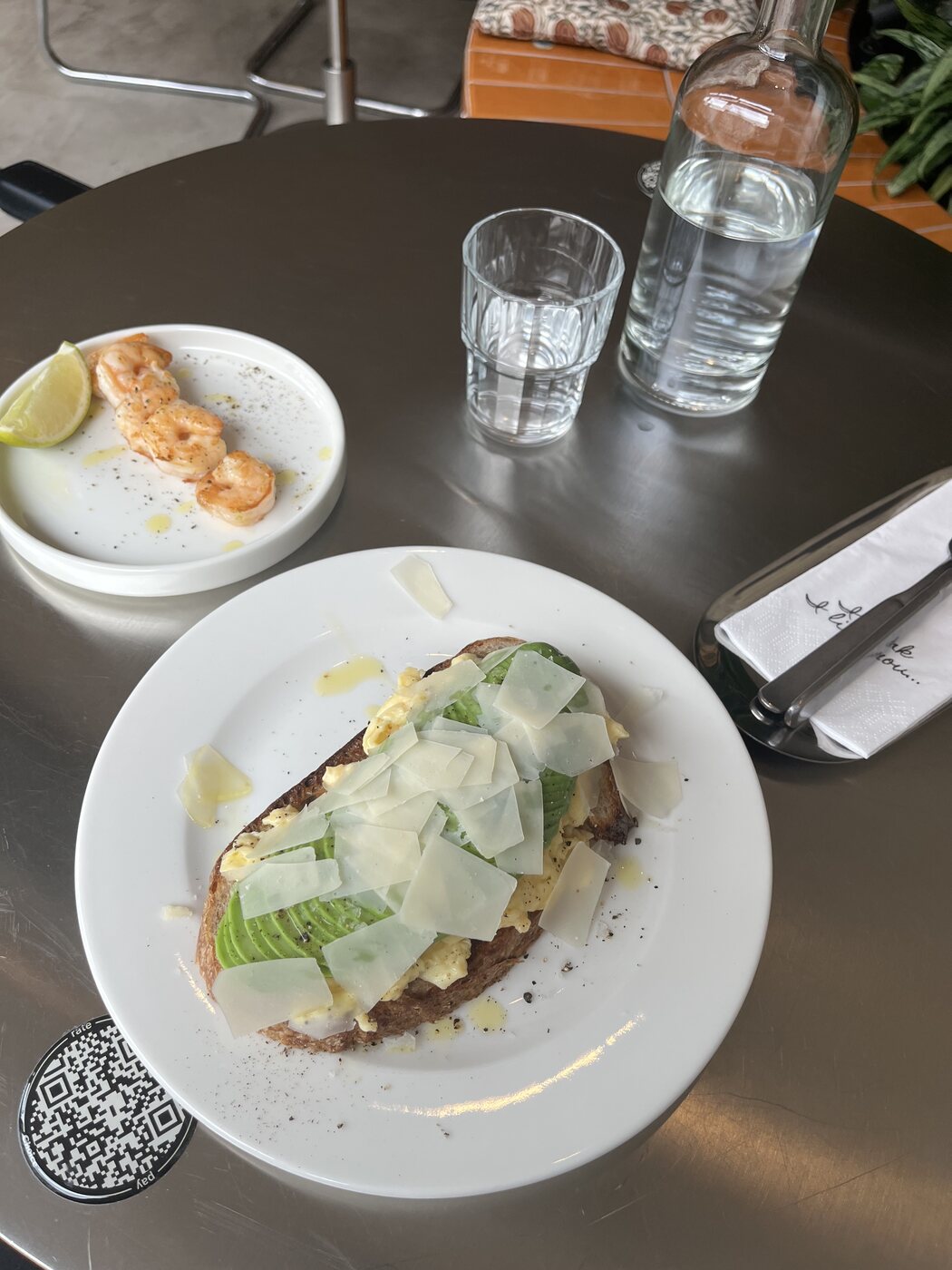 Avokádós garnélás toast és kávé a Kikiben